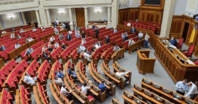 Депутаты массово проигнорировали внеочередное заседание Рады: в зале было меньше ста человек (видео)