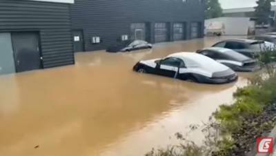 В Германии затопило салон Porsche c премиальными авто (ВИДЕО)