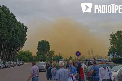 После взрыва на украинском заводе в воздух поднялись оранжевые тучи
