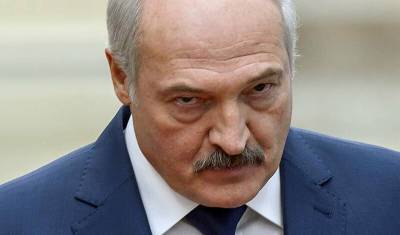 Лукашенко заявил, что посол в Риге должен был «набить морду» за снятый флаг