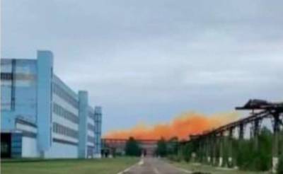 Ровно накрыло оранжевыми облаками после взрыва азотного завода