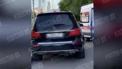 Водитель Mercedes подрался с пешеходами в Москве