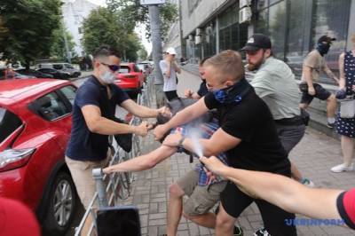 Сторонники белоруса Алексея Боленкова устроили драку возле киевского суда