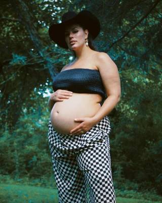 Беременная Эшли Грэм на улицах Нью-Йорка для рекламной кампании Michael Kors