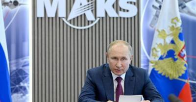 Новейший истребитель и розовый чемоданчик: что увидел Путин на юбилейном МАКСе