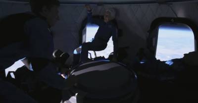 Веселились, бросая друг в друга шарики: Безос показал видео из капсулы, снятое во время полёта в космос