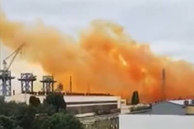 После аварии на заводе в Ровенской области Украины в небо поднялись оранжевые облака