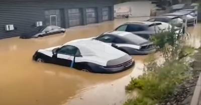 В Германии из-за наводнения затопило автосалон с новенькими Porsche (видео)