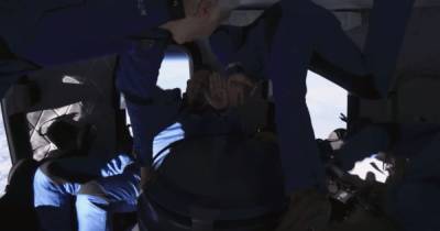 Джефф Безос - New Shepard - Марк Безос - Безос показал, чем он и другие пассажиры New Shepard занимались в космосе (видео) - focus.ua - Украина