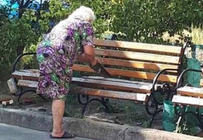 В Киеве старушка распилила лавочку под домом, чтобы под окнами не шумели