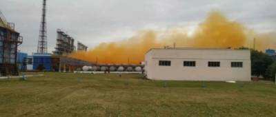 На заводе «РовноАзот» произошел взрыв. В небо поднялось оранжевое облако газов