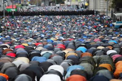 Мусульмане с раннего утра потянулись в мечети: сегодня – Курбан-байрам (ФОТО)