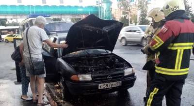Прохожие бросились помогать: в Ярославле на дороге загорелся автомобиль