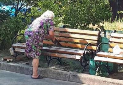 В Киеве бабушка придумала оригинальный способ борьбы с шумом под окнами (ФОТО)