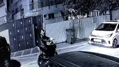 Стрельба средь бела дня в Холоне: полиция ищет преступника - видео