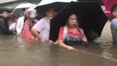 Потоп в Китае: пассажиры стояли в вагонах метро по грудь в воде