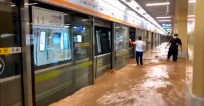 Как минимум 12 человек погибли в результате затоплений в китайском метро