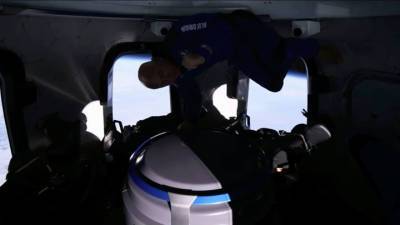 Видео из Сети. Космическое путешествие Безоса. Кадры из капсулы New Shepard