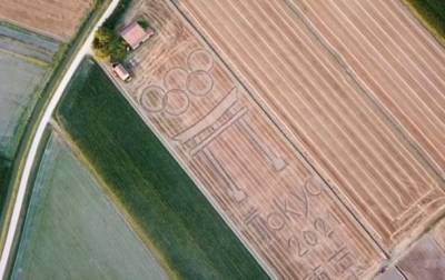 В Италии художник изобразил на поле с посевами символ Олимпиады