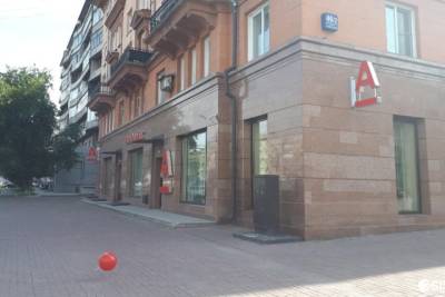 Офис Альфа-банка, где из сейфовых ячеек пропали миллионы, закрывается в Новосибирске