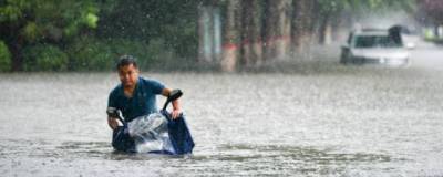Около 100 тысяч жителей китайского города Чжэнчжоу эвакуировали из-за наводнения