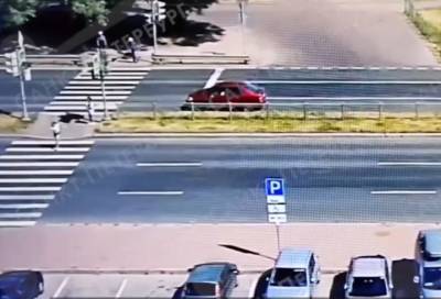 В Петербурге пятиклассница выбежала на дорогу прямо под колёса иномарки