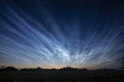 В небе над Санкт-Петербургом были замечены «Серебристые облака» — фото и видео
