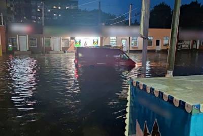 Непогода в Украине: Кировоград затопило, в Запорожье "повечерело" с самого утра