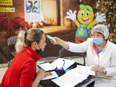 Сахалинцев без прививок продолжают отстранять от работы