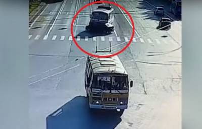В Кемерове момент столкновения ВАЗа с маршруткой попал на видео