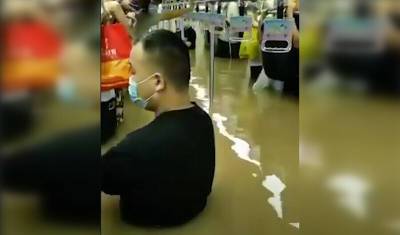 В Китае 12 человек погибли в затопленном метро