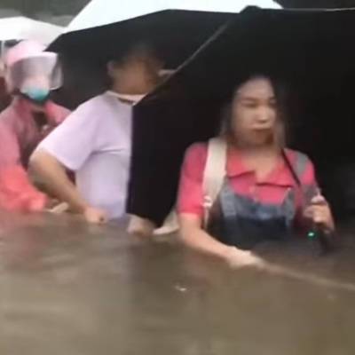 Наводнение в Чжэнчжоу унесло жизни 12 человек