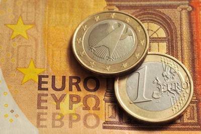 Евро снижается к доллару