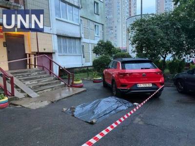 В Киеве из шестого этажа выпал мужчина, "скорую" и полицию вызывали соседи, а не его отец – СМИ
