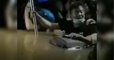 У Китаї 12 людей потонули в затопленому метро — моторошні відео повені