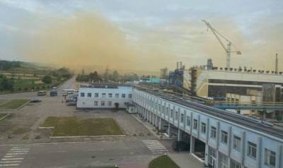 Взрыв на химзаводе в Ровно — в воздух поднялось оранжевое облако