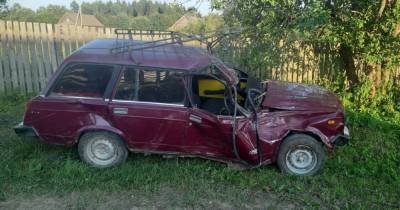 Автомобиль врезался в дерево в Тверской области
