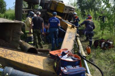 В Хабкрае спасатели вытащили водителя из перевернувшегося экскаватора