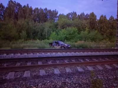 В Челябинской области грузовой поезд врезался в легковушку