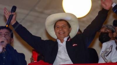 Известный левыми взглядами школьный учитель объявлен избранным президентом Перу