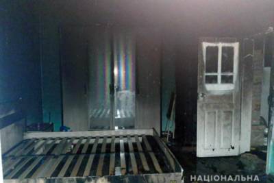 На Буковине мужчина облил бензином и поджег дом, в котором находился маленький ребенок