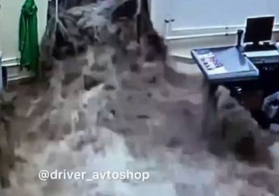 «Драйвер» опубликовал видео с моментом июньского затопления магазина