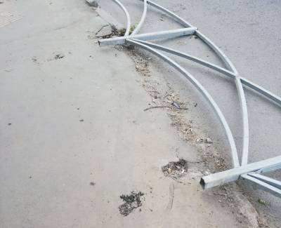 На улице Островского в Рязани упало дорожное ограждение