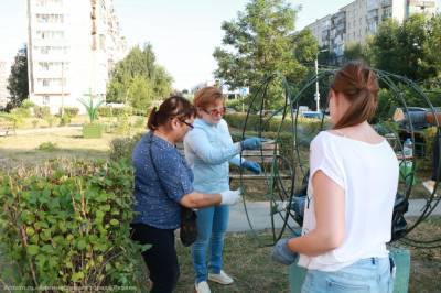 Елена Сорокина приняла участие в субботнике в сквере «Белые журавли»