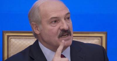 Лукашенко заявил, что посол в Риге должен был "набить морду" тому, кто снимал белорусский флаг