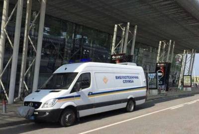 Из львовского аэропорта эвакуируют людей: угроза взрыва