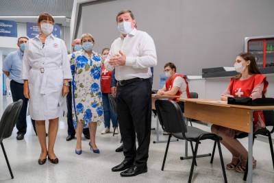 Бочаров проверил работу самого крупного прививочного центра в Волгограде