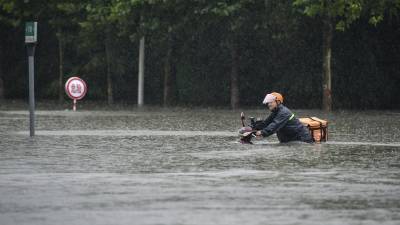Апокалипсис в Китае: шокирующие кадры наводнения в Чжэнчжоу