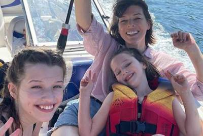 Прогулка на лодке, водопады и барбекю: Милла Йовович и Пол Андерсон с дочерьми весело провели день в Ванкувере
