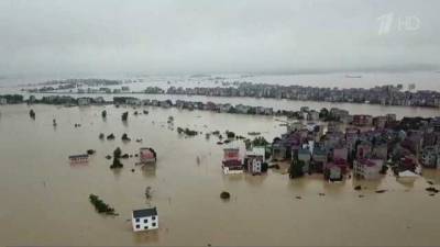 В Китае 12 человек утонули в затопленном метро — жуткие видео наводнения